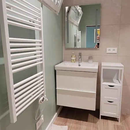 Air-conditioned Opening Onto Private Pool