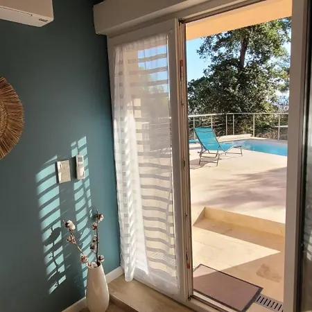 Air-conditioned Opening Onto Private Pool Lejlighed